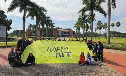Centro universitário se transforma em ‘cidade de barracas’ para reunir 8,5 mil jovens