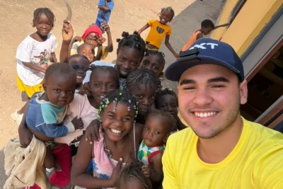 Adolescente troca viagem de formatura por missão humanitária ao lado da mãe