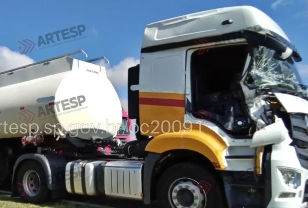 Carreta bate na traseira de caminhão na SP-340 em Mogi Mirim