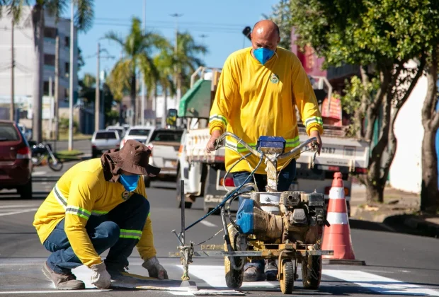 Mobilidade realiza pintura de sinalização de solo na Avenida Antônio Pinto Catão
