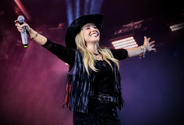 Elis Justi leva a força feminina para o palco da 31ª Festa do Peão de Boiadeiro de Piracicaba