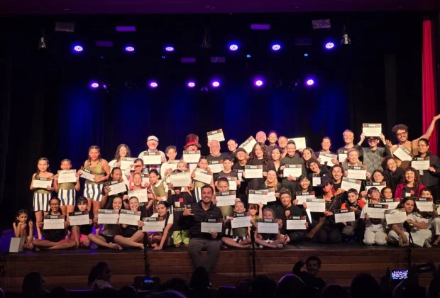 Evento realizado no Teatro Municipal Dona Zenaide contou com números de capoeira, circo, violino e teatro