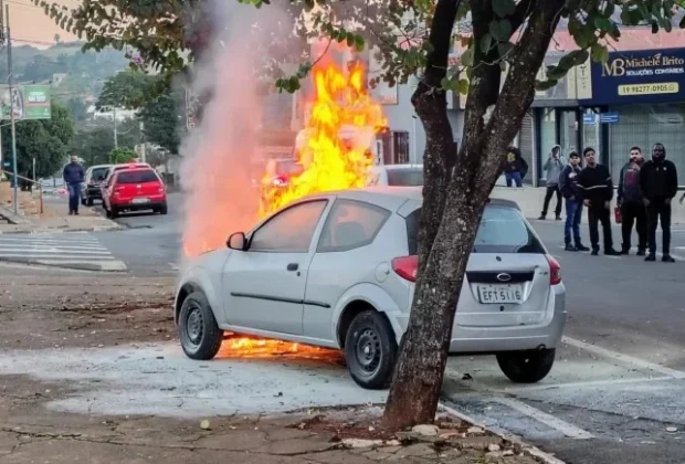 Carro pega fogo e fica completamente destruído no Centro de Cosmópolis