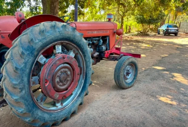 Trator furtado há quase dois anos é encontrado em fazenda de Estiva Gerbi