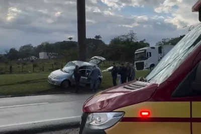 Motorista fica ferida após bater carro contra palmeira na SP-95, em Jaguariúna