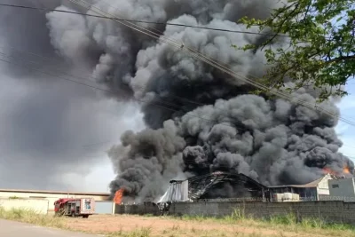 Incêndio de grandes proporções atinge empresa de reciclagem em Cordeirópolis