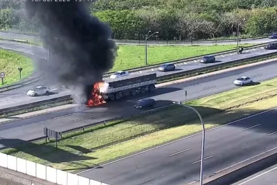 Carreta carregada com 30 toneladas de café pega fogo na Rodovia D. Pedro I, em Campinas