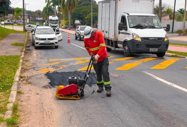 Prefeitura realiza operação tapa-buracos na Avenida Laércio José Gothardo