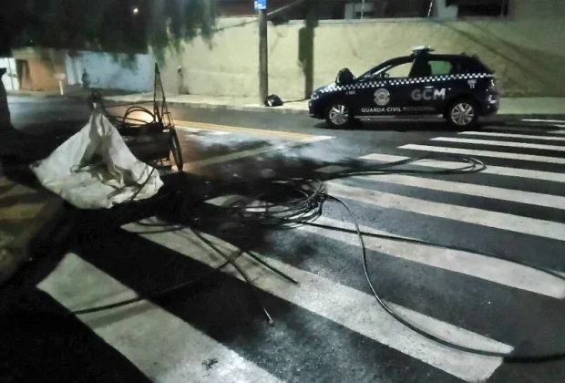 GCM recolhe cerca de 200 metros de cabos abandonados após fuga de suspeito em Mogi Mirim