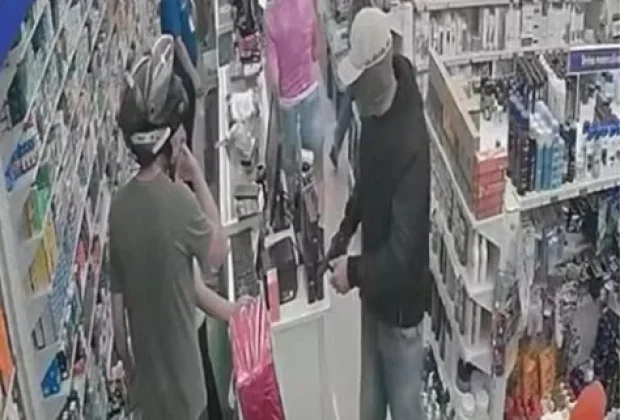 Dupla armada assalta farmácia e rende clientes em Mogi Guaçu