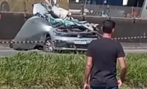 Passarela desaba após ser atingida por caminhão e mata casal na Rodovia Fernão Dias