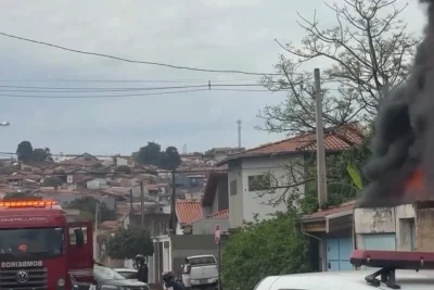 Incêndio atinge fábrica de sacos de lixo em Itapira e mobiliza equipes de emergência