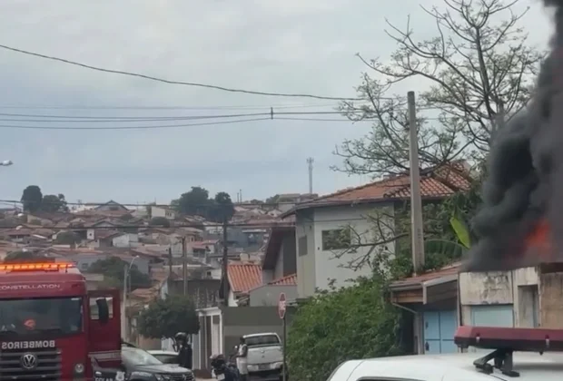 Incêndio atinge fábrica de sacos de lixo em Itapira e mobiliza equipes de emergência