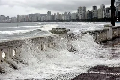 Ressaca com ondas de mais de 3 metros afeta litoral paulista e fecha Porto de Santos temporariamente