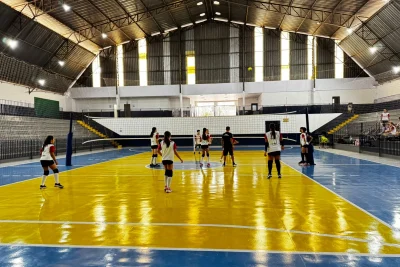 Projeto SESI reúne mais de 120 crianças e adolescentes em treinos de voleibol em Santo Antônio de Posse