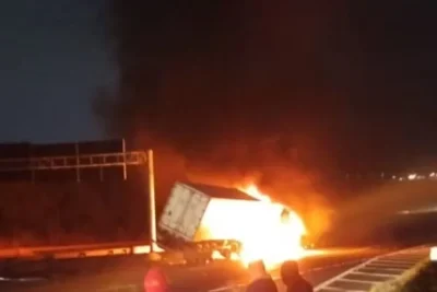 Carreta tomba, pega fogo e interdita SP-340 durante a madrugada em Campinas