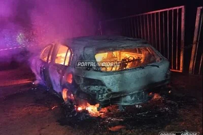Corpo de mulher é encontrado carbonizado ao lado de carro incendiado em estrada rural