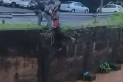 Mulher cai em córrego e é resgatada pela Polícia Militar em Campinas