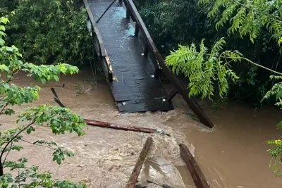 Passarela interditada desaba durante fortes chuvas em Socorro