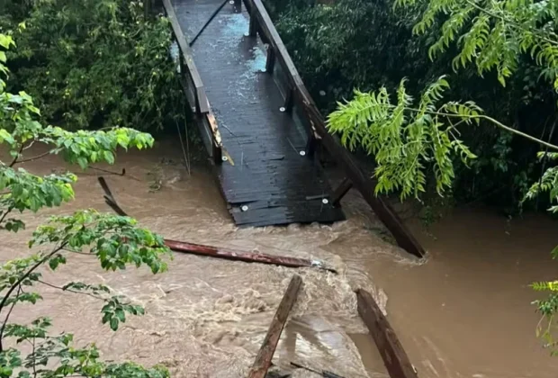 Passarela interditada desaba durante fortes chuvas em Socorro