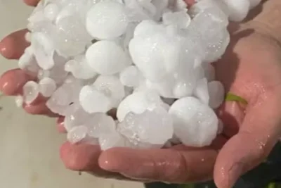 Granizo cobre ruas e danifica casas durante temporal no Rio Grande do Sul