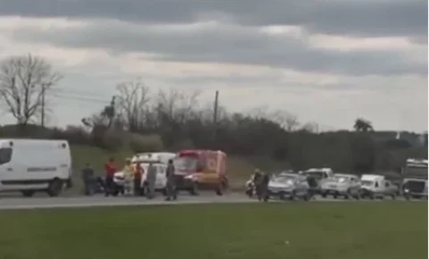 Motociclista fica gravemente ferido após bater na traseira de caminhão na SP-340 em Jaguariúna