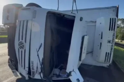 Caminhão com 12 toneladas de carne tomba e provoca 10 km de congestionamento em Campinas