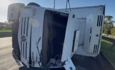 Caminhão com 12 toneladas de carne tomba e provoca 10 km de congestionamento em Campinas