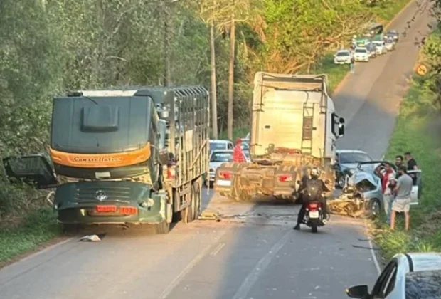 Montana bate na traseira de caminhão de gás e deixa trânsito comprometido em Cosmópolis