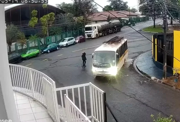 Mulher morre atropelada por ônibus em marcha à ré em Artur Nogueira