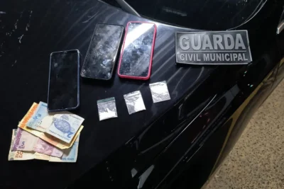 GCM prende suspeito de tráfico após flagrar entrega de cocaína em Santo Antônio de Posse