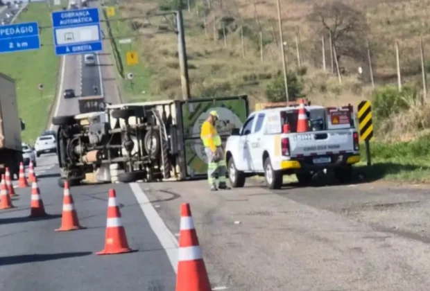 Caminhão tomba na SP-340 em Campinas e provoca congestionamento