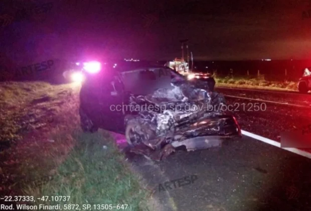 Colisão entre dois carros deixa motorista morto na SP-191, em Conchal