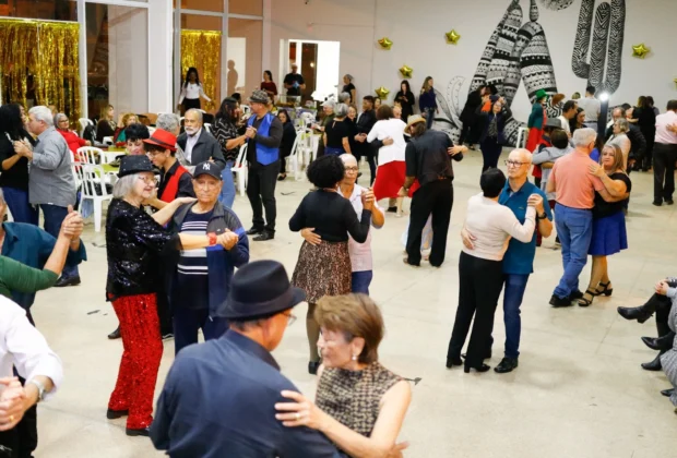 Baile da Melhor Idade anima tarde no Raízes da Vida