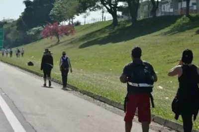 Romeiro de 15 anos é atropelado por caminhão no acostamento da Dutra