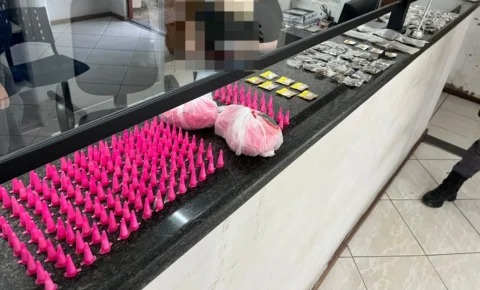 PM apreende 447 porções de cocaína e outras drogas em imóvel em Pedreira