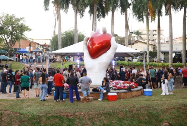 Samba no Parque anima Praça do Amor em Jaguariúna