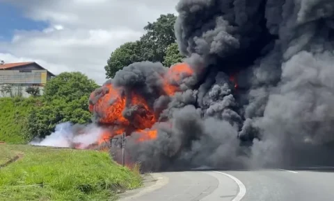 Caminhão pega fogo e bloqueia acesso à SP-340 em Campinas