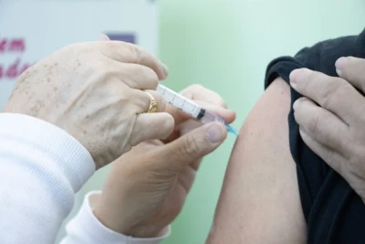 Vacinação contra pneumonia inicia para idosos de 85+ em Jaguariúna