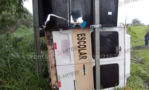 Van escolar capota na Campinas-Mogi e deixa duas pessoas feridas