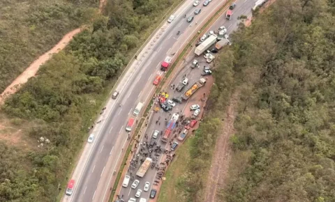 Carreta atinge dezenas de veículos e deixa feridos na BR-040, em Nova Lima